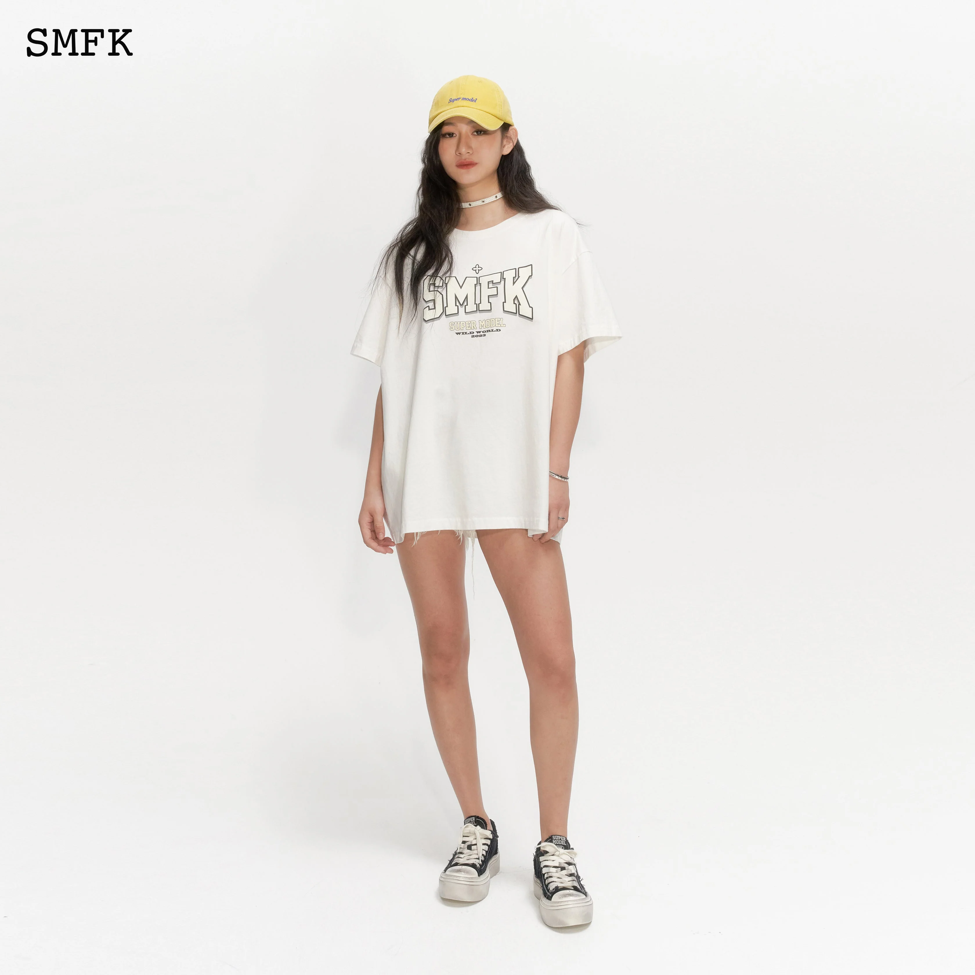 Oversized Model White T-shirt - Image 3