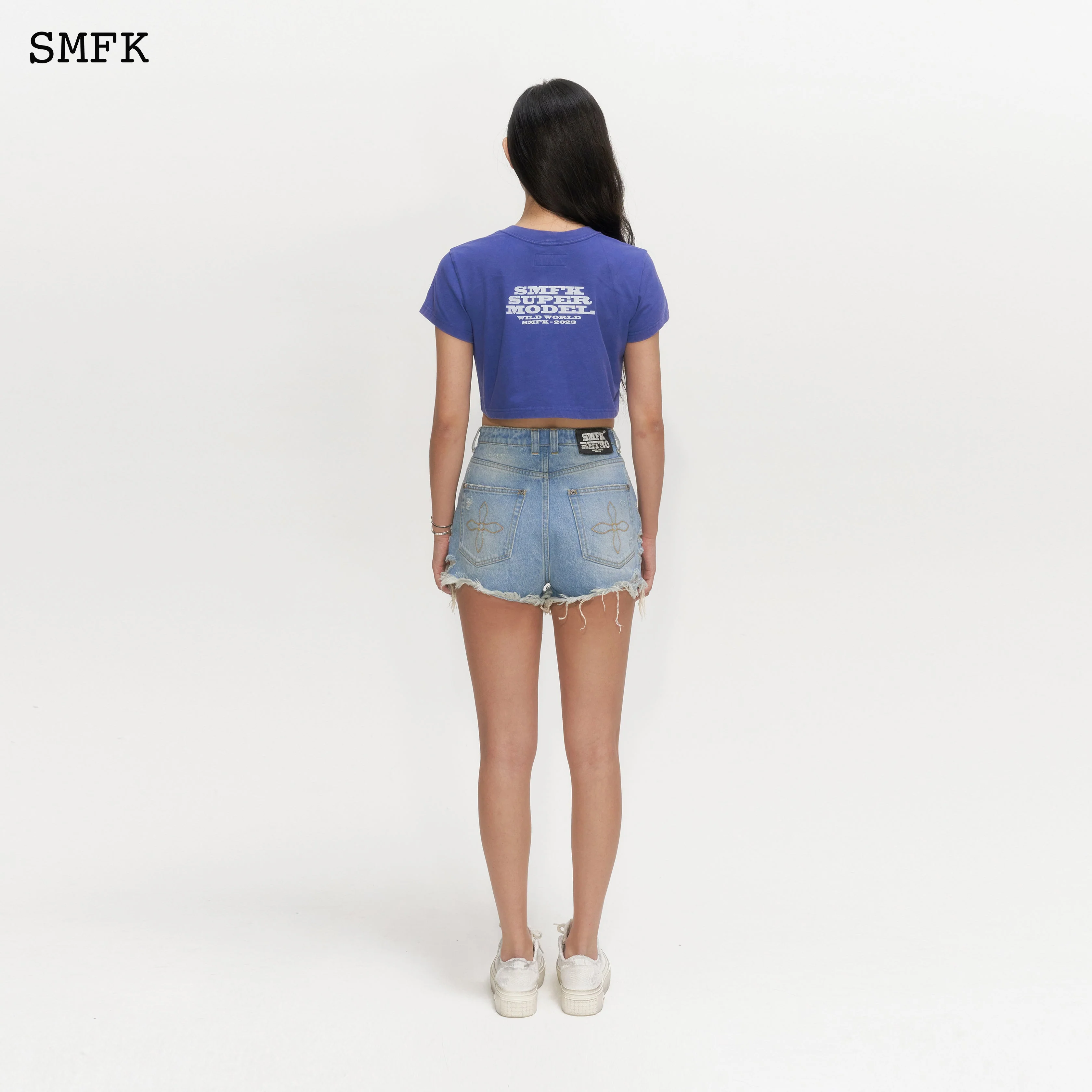 Model Navy Short T-shirt - Image 3